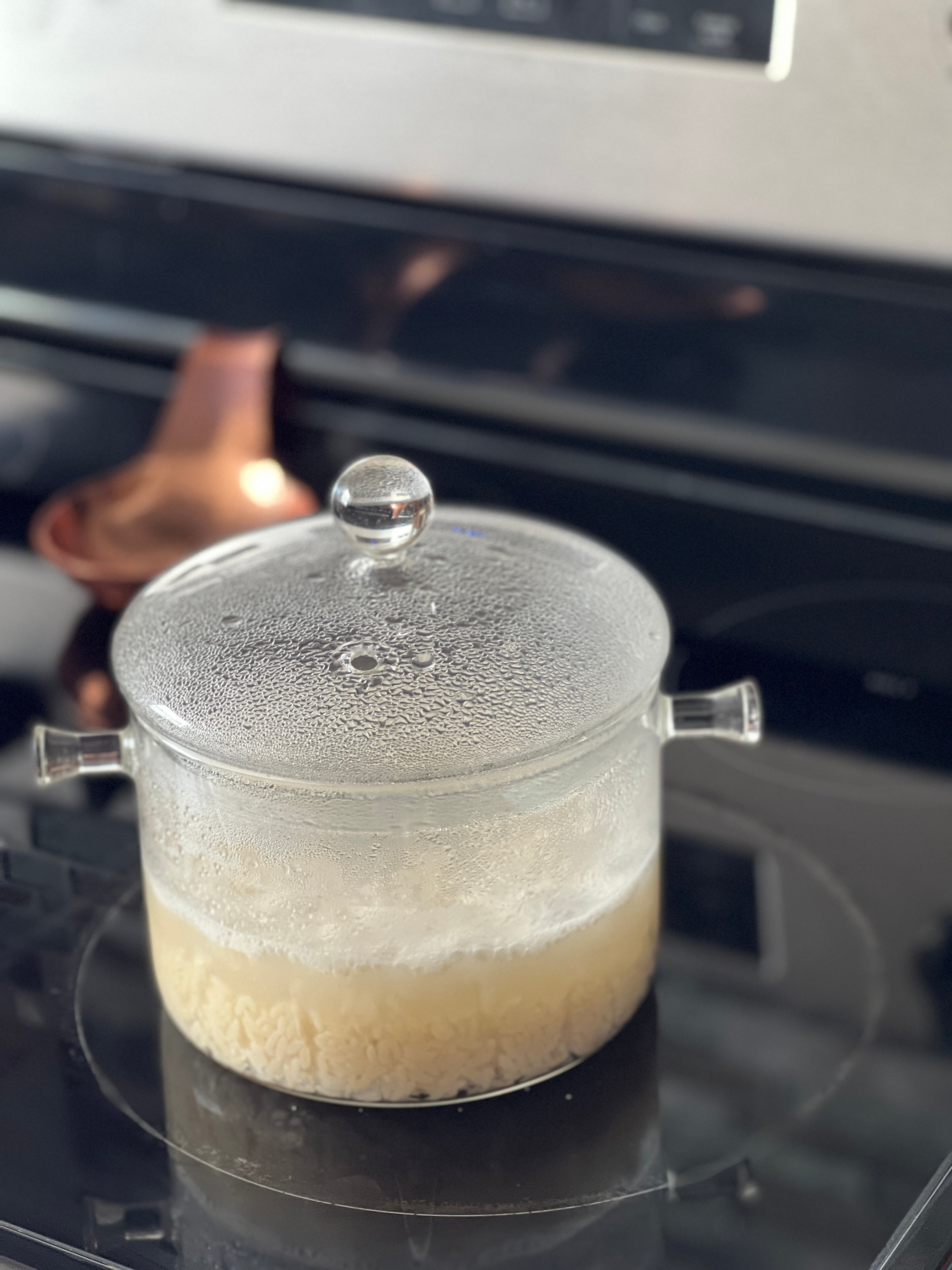 The cooking pot is heat-resistant, which is designed to provide professional cooking effects, this cookware provides perfect heat and perfect results every time. The glass pot is made of advanced lead-free, high borosilicate glass, 100% healthier than plastic