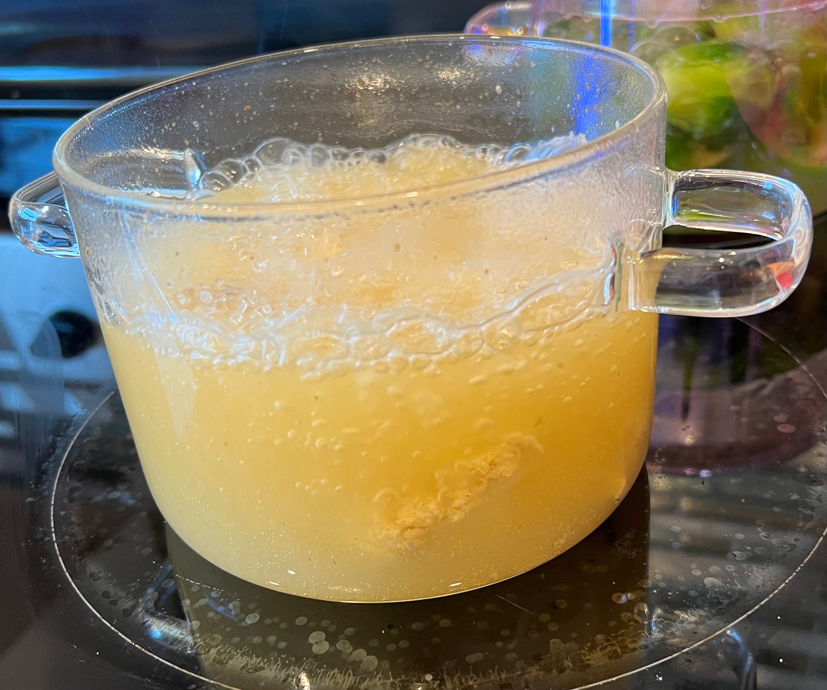 The cooking pot is heat-resistant, which is designed to provide professional cooking effects, this cookware provides perfect heat and perfect results every time. The glass pot is made of advanced lead-free, high borosilicate glass, 100% healthier than plastic